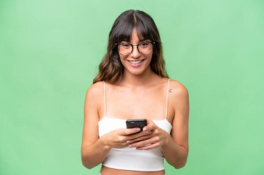 Kafkas kökenli genç kadın şaşırdı ve bir mesaj gönderiyor.