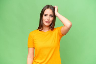 Kafkas kökenli genç ve güzel bir kadın. Hüsran dolu ve anlayışsız bir ifadeyle izole edilmiş.