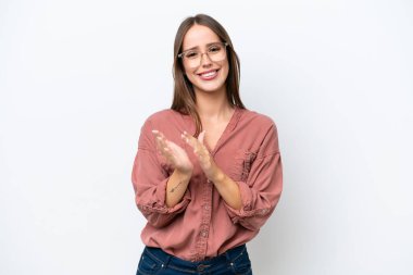 Beyaz arka planda izole edilmiş beyaz bir kadın bir konferansta sunumdan sonra alkışlıyor.