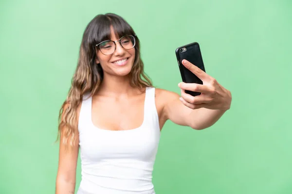 Joven Mujer Caucásica Sobre Fondo Aislado Haciendo Una Selfie Con — Foto de Stock
