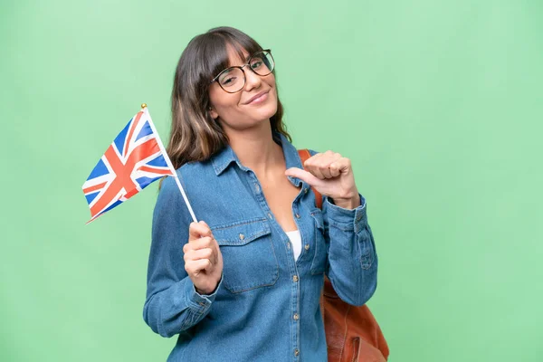 Mladá Běloška Drží Britskou Vlajku Nad Izolovaným Pozadím Pyšná Spokojená — Stock fotografie