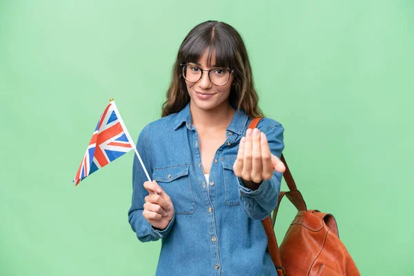Mladá Běloška Která Drží Britskou Vlajku Nad Izolovaným Pozváním Aby — Stock fotografie