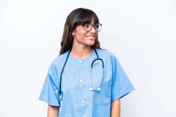 白人の背景に孤立した若い白人看護師の女性 — ストック写真