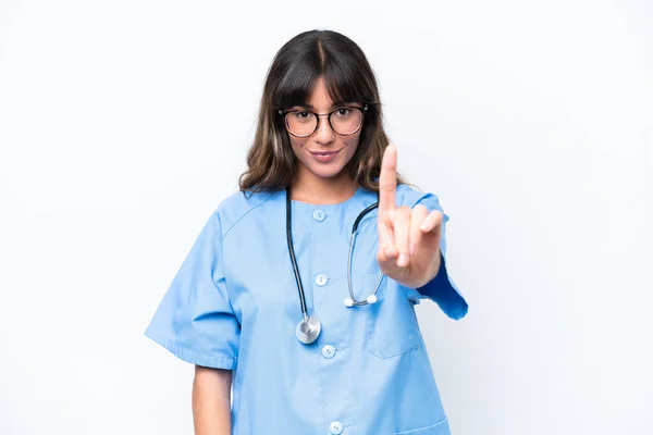 白地に孤立した若い白人看護師の女性が指を見せて持ち上げる — ストック写真