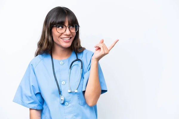 指を持ち上げながら解決策を実現しようと白い背景に隔離された若い白人看護師の女性 — ストック写真