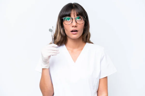 Zahnarzt Kaukasische Frau Mit Werkzeugen Isoliert Auf Weißem Hintergrund Blick — Stockfoto
