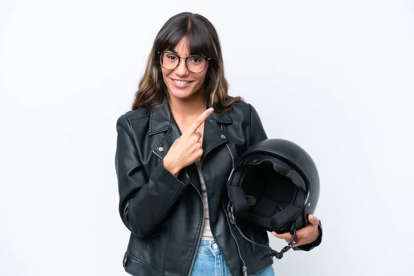 若いです白人女性とオートバイのヘルメットは 製品を提示する側を指している白い背景に隔離されました — ストック写真