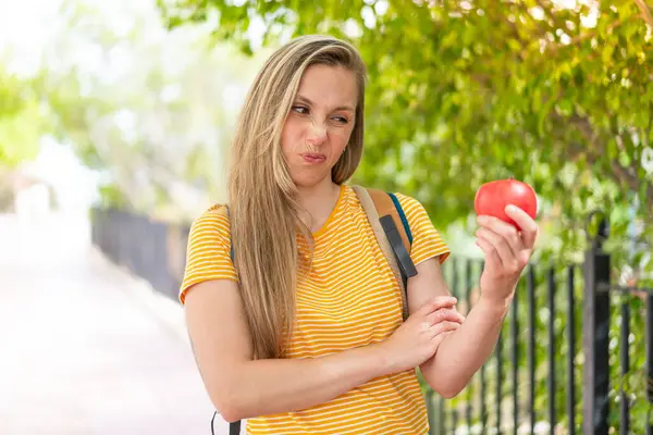 Junge Blonde Frau Mit Einem Apfel Freien Mit Trauriger Miene — Stockfoto