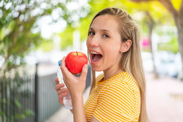 Junge Blonde Frau Freien Mit Einem Apfel Und Einer Flasche — Stockfoto