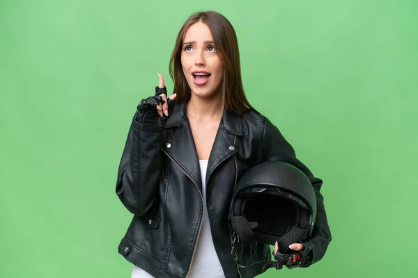 年轻漂亮的高加索女人 戴着摩托车头盔 背景偏僻 满脑子都是指指指点点的念头 — 图库照片