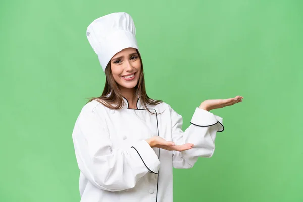 Joven Chef Mujer Caucásica Sobre Fondo Aislado Extendiendo Las Manos — Foto de Stock