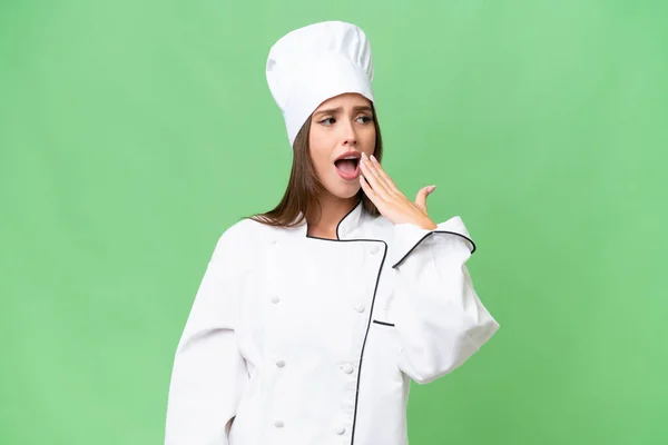 Giovane Chef Donna Caucasica Sfondo Isolato Sbadigliare Coprire Bocca Spalancata — Foto Stock