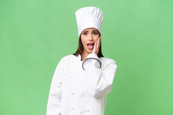 Giovane Donna Caucasica Chef Sfondo Isolato Sorpreso Scioccato Mentre Guardando — Foto Stock