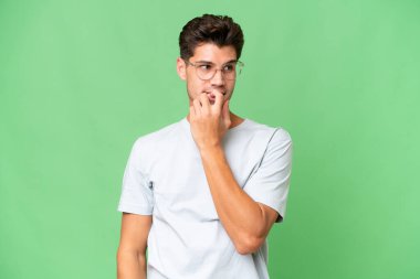 Kafkasyalı yakışıklı, soyutlanmış bir geçmişi olan, gergin ve korkmuş bir adam.