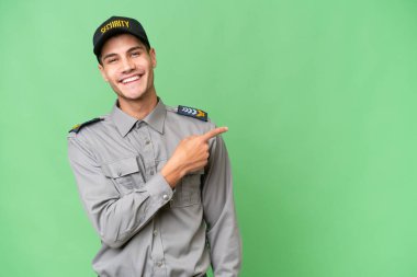 İzole edilmiş arka planda genç bir güvenlik görevlisi var.