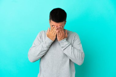 Soyutlanmış, mavi bir geçmişi olan, yorgun ve hasta bir yüzü olan genç yakışıklı bir adam.