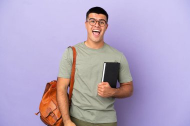 Yüzünde sürpriz ifadeyle izole edilmiş yakışıklı öğrenci.