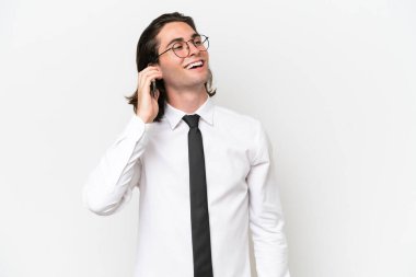 Beyaz arka planda izole edilmiş yakışıklı bir adam cep telefonuyla sohbet ediyor.