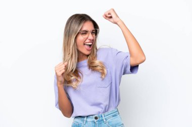 Genç Uruguaylı kadın beyaz arka planda izole edilmiş zaferi kutluyor.