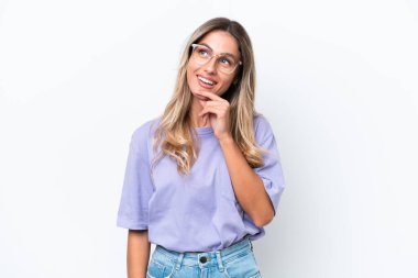 Young Uruguayan woman isolated on white background having doubts