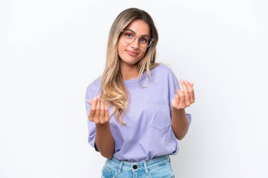 Genç Uruguaylı kadın beyaz arka planda izole edilmiş para hareketi yapıyor ama mahvolmuş.