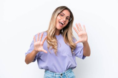 Genç Uruguaylı kadın beyaz arka planda izole edilmiş. Parmaklarıyla 10 kişi sayıyor.