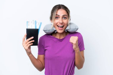 Şişirilebilir Seyahat Yastığı 'yla genç, güzel Uruguaylı kadın beyaz arka planda izole edilmiş ve galibiyetini kutluyor.