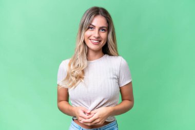 Genç Uruguaylı kadın izole bir geçmişle gülüyor