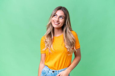 Genç Uruguaylı kadın izole edilmiş bir arka plan araştırırken bir fikir düşünüyor.