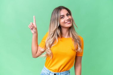 Genç Uruguaylı kadın izole edilmiş arka planda en iyinin işareti olarak parmağını kaldırıyor.