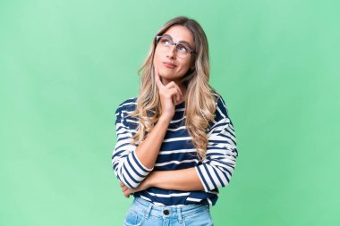 Genç Uruguaylı kadın izole edilmiş geçmişine bakarken şüpheleri var.