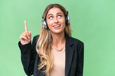 Tele pazarlamacı güzel Uruguaylı kadın izole bir geçmişi olan bir kulaklıkla çalışıyor.