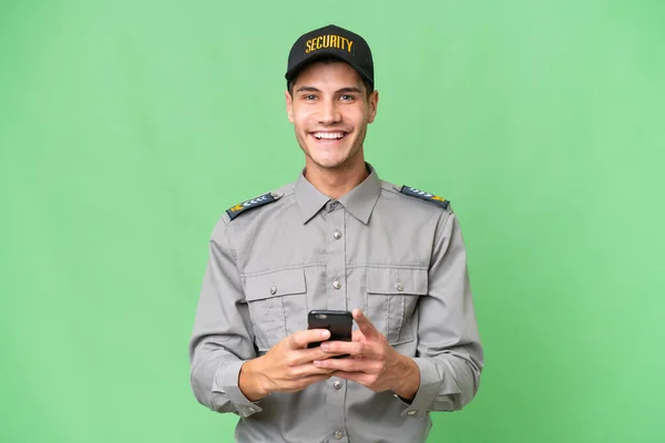 Mladý Bezpečnostní Muž Izolovaném Pozadí Posílá Zprávu Mobilem — Stock fotografie