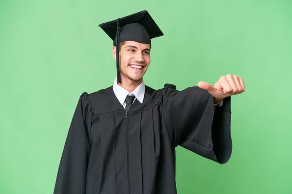 年轻的大学毕业生考卡人不顾孤立的背景 举起了一个大拇指 — 图库照片