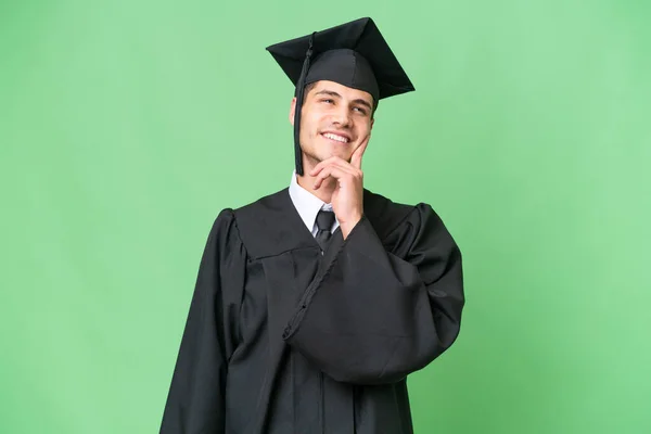 Jovem Universidade Pós Graduação Caucasiano Homem Sobre Isolado Fundo Pensando — Fotografia de Stock