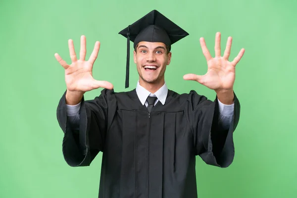 Νεαρός Απόφοιτος Πανεπιστημίου Καυκάσιος Άνδρας Απομονωμένο Υπόβαθρο Μετρώντας Δέκα Δάχτυλα — Φωτογραφία Αρχείου