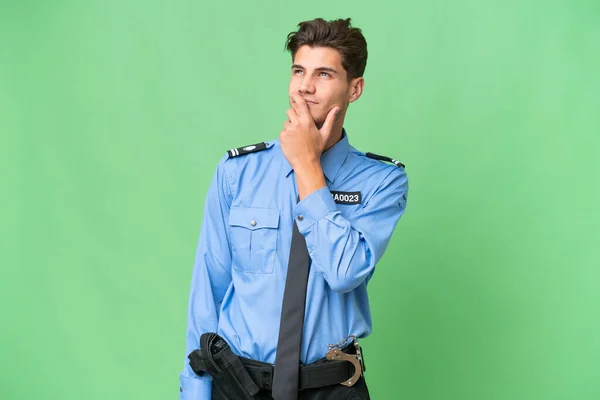 Giovane Poliziotto Sfondo Isolato Con Dubbi Con Espressione Del Viso — Foto Stock