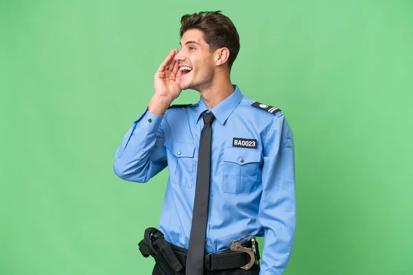 Młody Policjant Odizolowanym Tle Krzyczy Szeroko Otwartymi Ustami — Zdjęcie stockowe