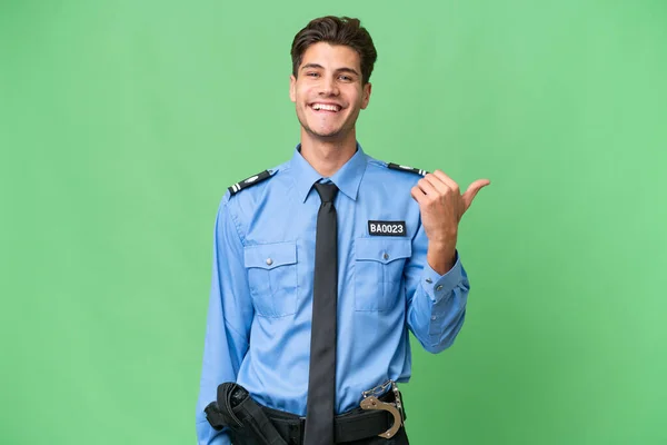 Jeune Policier Sur Fond Isolé Pointant Vers Côté Pour Présenter — Photo