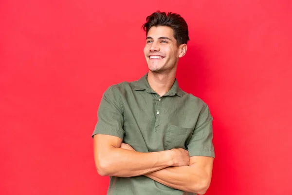 Junge Kaukasische Gutaussehende Mann Isoliert Auf Rotem Hintergrund Glücklich Und — Stockfoto