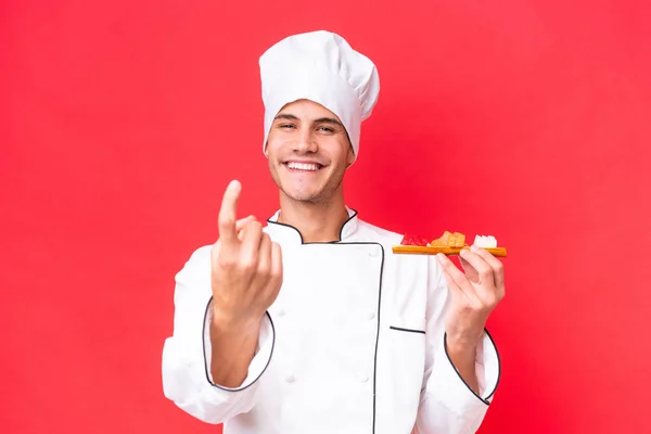 Jonge Kaukasische Chef Kok Met Sashimi Geïsoleerd Rode Achtergrond Komende — Stockfoto