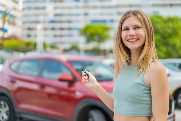 Νεαρή Ξανθιά Γυναίκα Εξωτερικούς Χώρους Κρατώντας Κλειδιά Του Αυτοκινήτου Ευτυχισμένη — Φωτογραφία Αρχείου