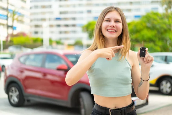 Νεαρή Ξανθιά Γυναίκα Κρατώντας Κλειδιά Του Αυτοκινήτου Εξωτερικούς Χώρους Και — Φωτογραφία Αρχείου
