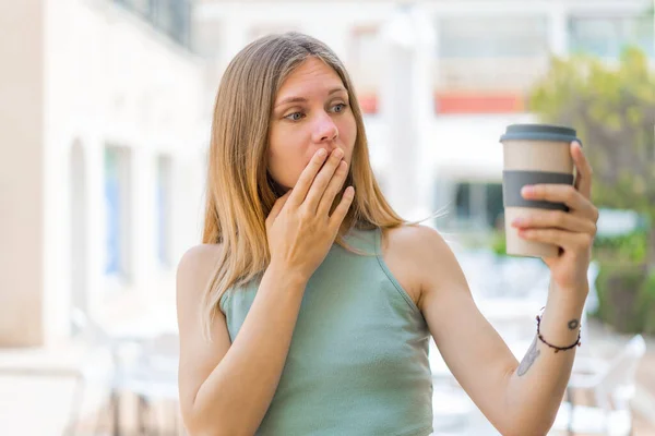 Mladá Blondýna Žena Drží Odnést Kávu Venku Překvapením Šokovaný Výraz — Stock fotografie