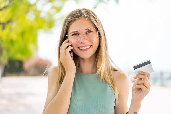 Açık Havada Genç Sarışın Bir Kadın Cep Telefonuyla Sohbet Ediyor — Stok fotoğraf