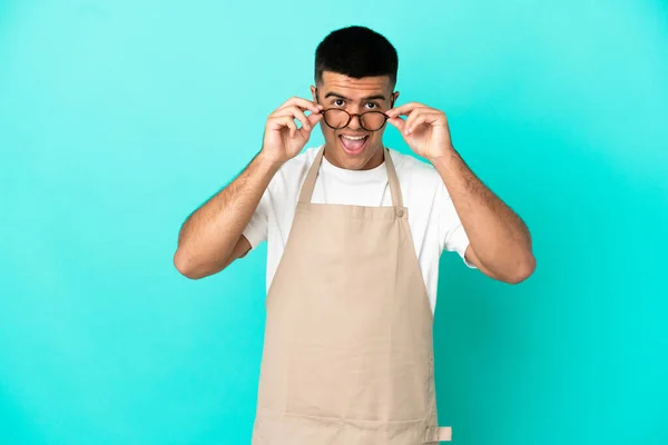 Restaurante Garçom Homem Sobre Fundo Azul Isolado Com Óculos Surpreso — Fotografia de Stock
