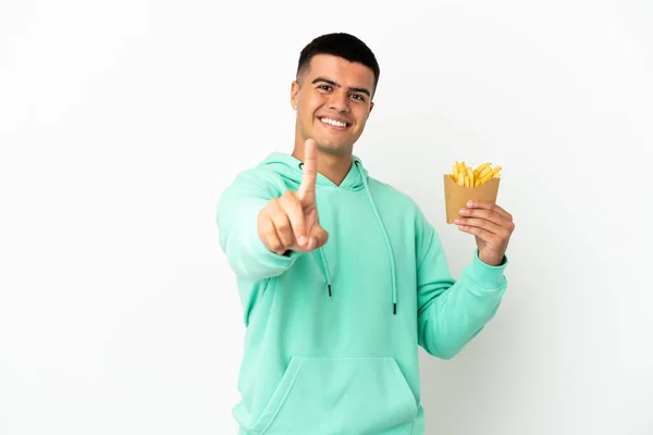 Jonge Knappe Man Met Gebakken Chips Geïsoleerde Witte Achtergrond Tonen — Stockfoto