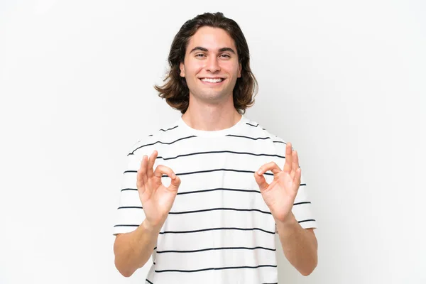 Młody Przystojny Mężczyzna Odizolowany Białym Tle Pokazując Znak Dwoma Rękami — Zdjęcie stockowe