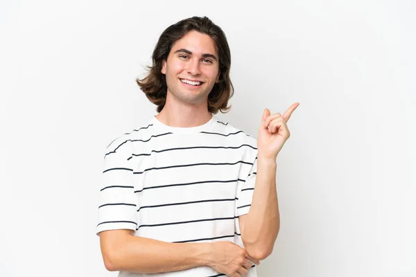 Mladý Pohledný Muž Izolovaný Bílém Pozadí Šťastný Ukazuje Nahoru — Stock fotografie