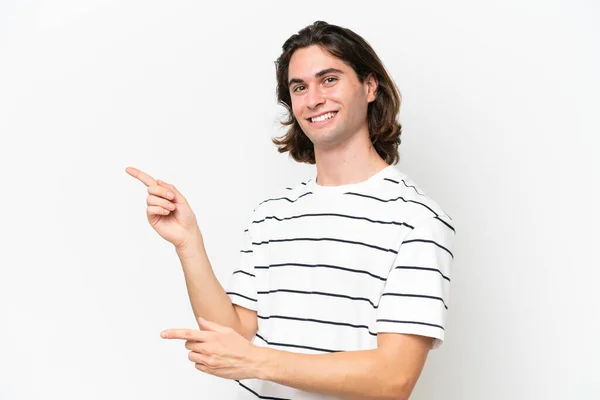 若いですハンサムな男は 側に指を指して 製品を提示白い背景に隔離 — ストック写真